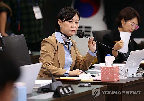 질의하는 백승아 의원(대구=연합뉴스) 김현태 기자 = 대구시교육청에서 22일 열린 국회 교육위원회의 국정감사에서 더불어민주당 백승아 의원이 질의하고 있다. 2025.10.22 mtkht@yna.co.kr