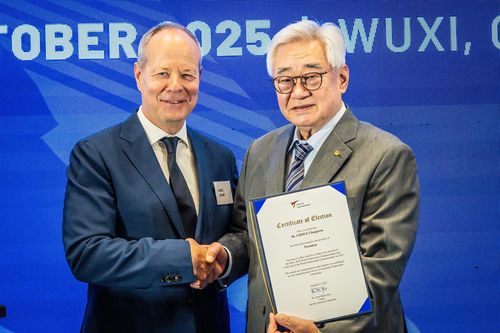 당선증 받은 조정원 세계태권도연맹 총재(오른쪽).[세계태권도연맹 제공. 재판매 및 DB 금지]