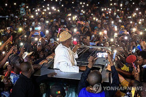 카메룬 대선 승리 주장하는 이사 치로마 바카리 야당 후보와 지지자들[AFP 연합뉴스 자료사진. 재판매 및 DB 금지]