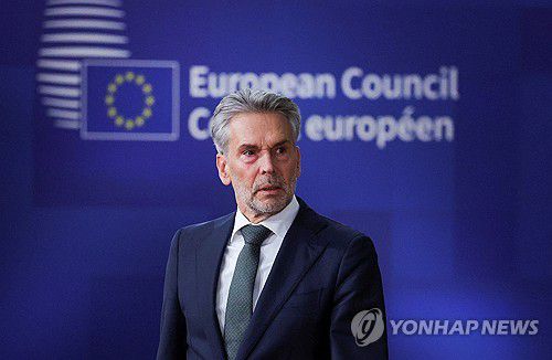 EU 정상회의 참석한 네덜란드 총리(브뤼셀 로이터=연합뉴스) 딕 스호프 네덜란드 총리가 23일(현지시간) 벨기에 브뤼셀에서 열린 EU 정상회의에 참석했다. 2025.10.23 photo@yna.co.kr