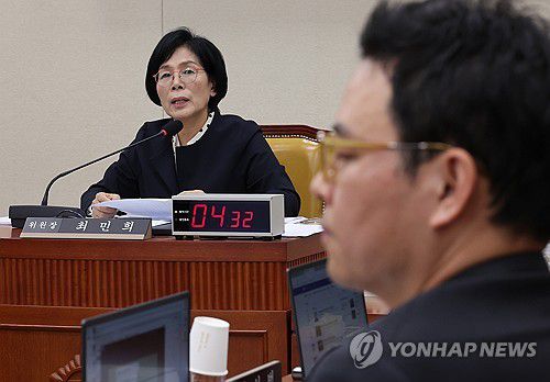 최민희 위원장 발언듣는 박정훈 의원[연합뉴스 자료사진]