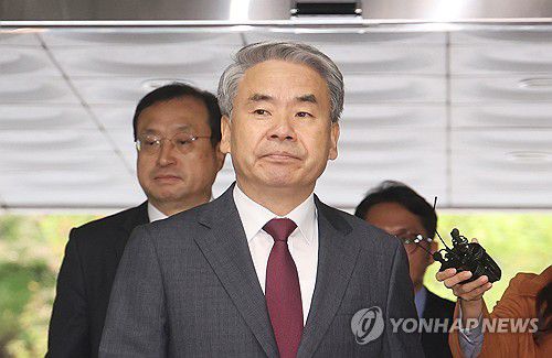 이종섭, 영장실질심사 출석(서울=연합뉴스) 신준희 기자 = 채상병 순직 및 수사 외압·은폐 의혹의 핵심 피의자인 이종섭 전 국방부 장관이 23일 구속 전 피의자심문을 위해 서초동 서울중앙지법으로 들어가고 있다. 2025.10.23 hama@yna.co.kr