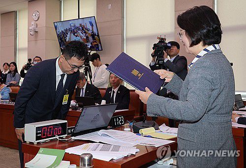 선서문 제출하는 구자현 서울고검장(서울=연합뉴스) 류영석 기자 = 구자현 서울고검장이 23일 국회 법제사법위원회에서 열린 2025년 국정감사에서 선서문을 추미애 위원장에게 전달한 뒤 인사하고 있다. 2025.10.23 ondol@yna.co.kr