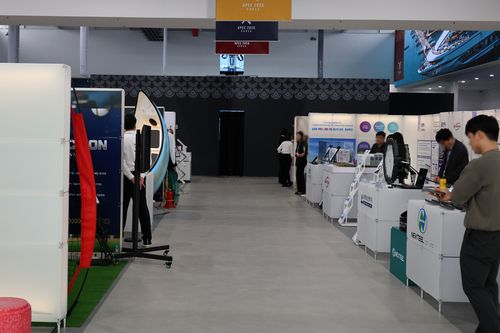 APEC 경제전시장에서 근무하는 기업 관계자[촬영 손대성]