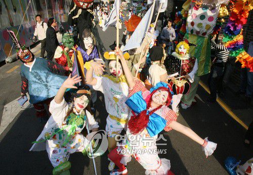 서울연극제 개막 거리행진[연합뉴스 자료 사진]