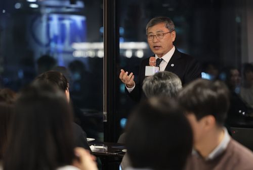 발언하는 정근식 교육감(서울=연합뉴스) 정근식 서울시 교육감이 23일 종로구 한 음식점에서 기자들과 만나 지난 1년간의 소회를 밝히고 있다. 2025.10.24 [서울시교육청 제공. 재판매 및 DB 금지]