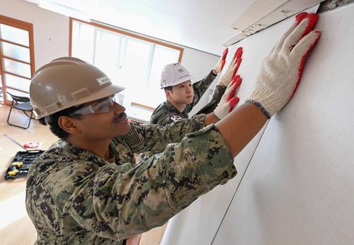 노인회관 보수하는 한미 연합 장병들[해군 1함대 제공. 재판매 및 DB 금지]