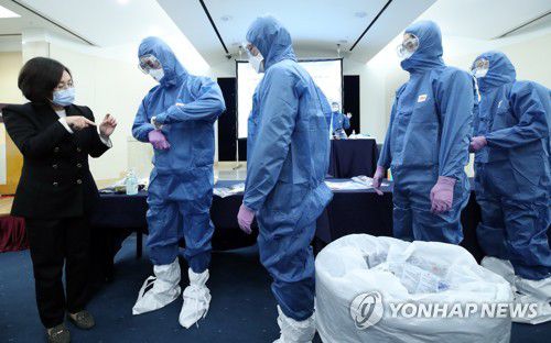 신규 공중보건의 코로나19 현장 배치 교육2020년 3월 5일 오후 서울 서대문구 스위스그랜드호텔 컨벤션센터에서 2020년도 신규 의과 공중보건의사들이 신종 코로나 바이러스 감염증(코로나19) 현장 배치 대비 직무교육을 받으며 손소독에 대한 설명을 듣고 있다[연합뉴스 자료사진]