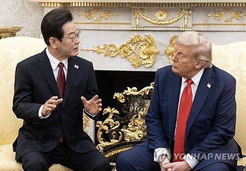 한미 정상회담(워싱턴=연합뉴스) 한상균 기자 = 이재명 대통령과 도널드 트럼프 미국 대통령이 25일(현지시간) 미국 워싱턴DC 백악관에서 정상회담을 하고 있다. 2025.8.26 xyz@yna.co.kr