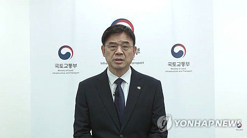 '갭투자 논란' 이상경 국토차관, 대국민 사과문 발표(서울=연합뉴스) 전세 끼고 집을 사 이른바 '갭투자' 논란에 휩싸인 이상경 국토교통부 1차관이 23일 국토부 유튜브 계정을 통해 대국민 사과문을 발표하고 있다. 이 차관은 최근 방영된 한 유튜브 채널에서 '정부 정책을 통해 시장이 안정되면 그때 집을 사면 된다'는 취지로 발언해 논란을 일으켰다. 2025.10.23 [국토교통부 유튜브 캡처. 재판매 및 DB금지] photo@yna.co.kr
