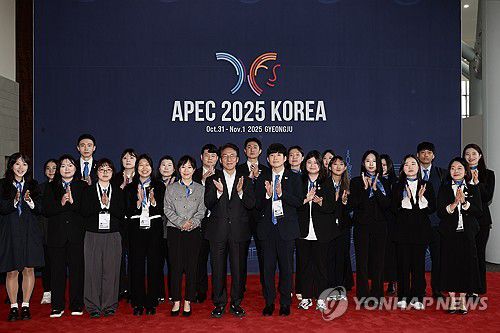 김민석 국무총리, APEC 정상회의 의전관 격려(서울=연합뉴스) 김민석 국무총리가 24일 경상북도 경주시 화백컨벤션센터에서 아시아ㆍ태평양경제협력체(APEC) 정상회의 정상 및 대표단을 근접 수행하는 의전관들을 격려하며 기념 촬영을 하고 있다. 2025.10.24 [총리실 제공. 재판매 및 DB금지] photo@yna.co.kr