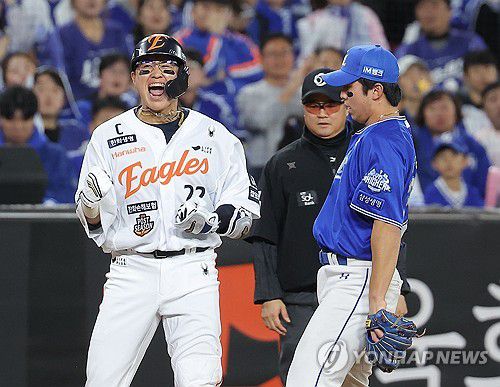 환호하는 한화 채은성(대전=연합뉴스) 류영석 기자 = 24일 대전 한화생명 볼파크에서 열린 2025 프로야구 KBO리그 포스트시즌 플레이오프 5차전 삼성 라이온즈와 한화 이글스의 경기.     3회말 1사 1,3루 상황에서 한화 채은성이 2타점 적시타를 친 뒤 환호하고 있다. 2025.10.24 ondol@yna.co.kr