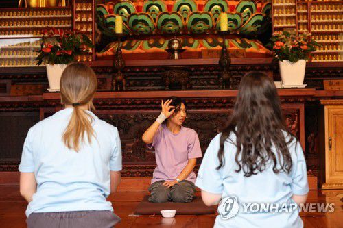 템플스테이 체험하는 외국인 관광객(김제=연합뉴스) 백승렬 기자 = 지난 9월 8일 김제 금산사에서 템플스테이 체험하는 외국인 관광객. 2025.10.25. srbaek@yna.co.kr