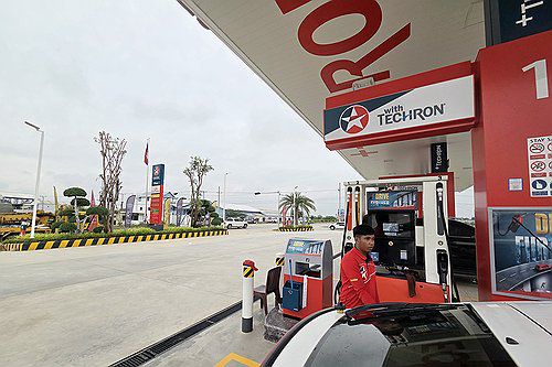 캄보디아 테초 국제공항 인근 주유소(프놈펜=연합뉴스) 손현규 특파원 = 14일(현지시간) 오후 캄보디아 테초 국제공항 인근 주유소에서 직원이 차량에 기름을 넣고 있다. 2025.10.14 son@yna.co.kr