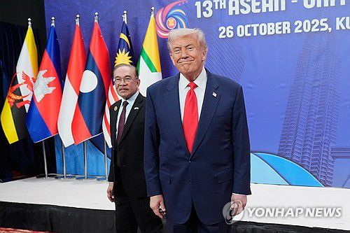 웃어보이는 트럼프[쿠알라룸푸르 AP=연합뉴스]