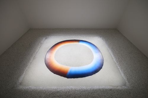 이우환 신작 공간 '실렌티움(묵시암)'호암미술관에 설치된 이우환 작가의 신작 공간 '실렌티움(묵시암)' 왼쪽 방 바닥에 그려진 작품. [호암미술관 제공. 재판매 및 DB 금지]