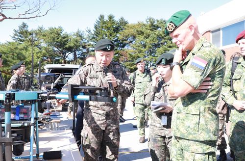 하헌철(왼쪽) 36사단장이 얀 스빌렌스 네덜란드 육군 사령관을 비롯한 참석자들에게 드론·대(對) 드론 장비를 설명하고 있다. [36사단 제공. 재판매 및 DB 금지]