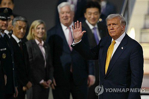 27일 일본 도쿄 하네다 공항에 도착해 손을 흔드는 도널드 트럼프 미국 대통령. [AFP=연합뉴스. 재판매 및 DB 금지]