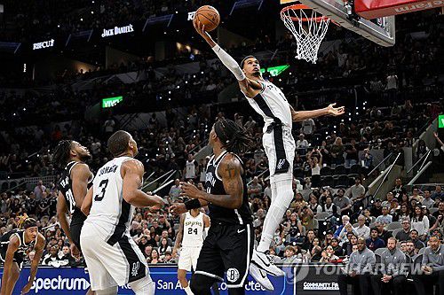 덩크 시도하는 웸반야마[AP=연합뉴스]