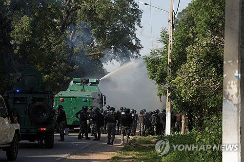 26일(현지시간) 야권 지지 시위 진압하는 카메룬 경찰[로이터 연합뉴스 재판매 및 DB 금지]