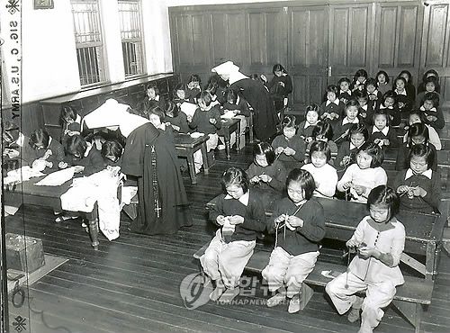 1950년 뜨개질 배우는 고아원 원생들[미국국립문서보관소 사진]