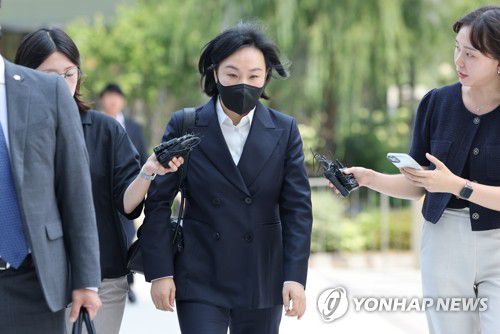 유경옥 전 행정관, 특검 출석(서울=연합뉴스) 이진욱 기자 = 김건희 여사의 '문고리 3인방'으로 알려진 유경옥 전 행정관이 25일 서울 종로구 KT광화문빌딩에 마련된 김건희 여사 관련 의혹을 수사 중인 민중기 특별검사팀 사무실에 출석하고 있다. 2025.7.25 cityboy@yna.co.kr