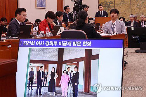 '김건희 근정전 어좌 착석' 의혹 답변하는 정용석 사장(서울=연합뉴스) 김주성 기자 = 정용석 국립박물관문화재단 사장이 22일 서울 여의도 국회에서 열린 문화체육관광위원회의 국립중앙박물관 등에 대한 국정감사에서 김건희 여사의 경복궁 근정전 어좌 착석 의혹과 관련한 더불어민주당 양문석 의원의 질의에 답하고 있다. 2025.10.22 utzza@yna.co.kr