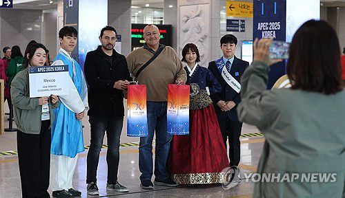 경주 도착한 APEC 손님(경주=연합뉴스) 윤관식 기자 = 2025 아시아태평양경제협력체(APEC) 정상회의 주간을 하루 앞둔 26일 경북 경주역에 도착한 APEC 참가 관계자가 기념 촬영을 하고 있다. 2025.10.26 psik@yna.co.kr
