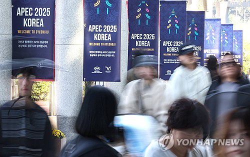APEC 앞두고 분주한 경주역(경주=연합뉴스) 윤관식 기자 = 2025 아시아태평양경제협력체(APEC) 정상회의 주간을 하루 앞둔 26일 경북 경주역에서 외국인 관광객들이 문화체육관광부가 설치한 외국인 관광객 환영 부스에서 기념 촬영을 하고 있다. 2025.10.26 psik@yna.co.kr