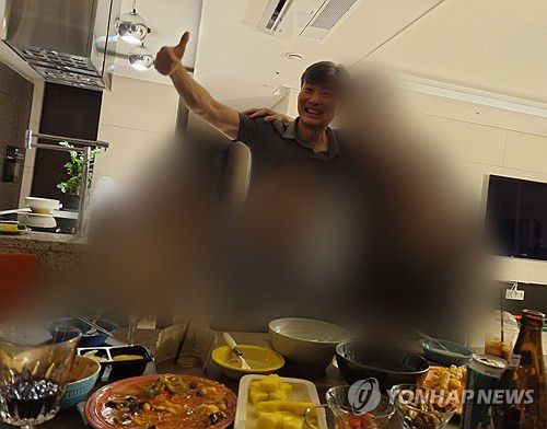 특검 '도이치' 수사팀장, 사건핵심 이종호와 술자리…대검 감찰(서울=연합뉴스) 김건희 여사 관련 의혹을 수사하는 민중기 특별검사팀에 파견돼 도이치모터스 주가조작 사건 수사팀장을 맡아온 한문혁 부장검사가 과거 도이치모터스 주가조작의 '컨트롤타워'로 지목된 이종호 전 블랙펄인베스트 대표와 술자리를 가진 사실이 드러나 파견이 해제됐다. 대검찰청은 곧바로 한 부장검사에 대한 감찰에 착수했다.     사진 속 이종호 전 대표(모자이크 처리없는 인물) 앞쪽 가운데 위치한 사람이 한 검사. 2025.10.27 [독자 제공. 재판매 및 DB금지] photo@yna.co.kr