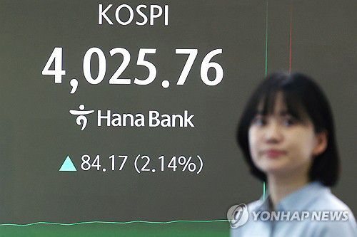 코스피, 장중 4,000선 돌파…역대 처음(서울=연합뉴스) 진연수 기자 = 코스피가 사상 처음으로 4,000선을 돌파한 27일 서울 중구 하나은행 딜링룸에서 직원이 업무를 보고 있다.2025.10.27 jin90@yna.co.kr