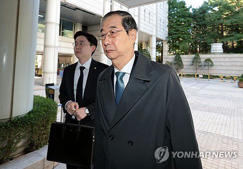 한덕수 전 총리, 내란 우두머리 방조 재판 출석(서울=연합뉴스) 김인철 기자 = 내란 우두머리 방조 혐의를 받는 한덕수 전 국무총리가 27일 서초구 서울중앙지방법원에서 열린 내란 우두머리 방조 및 위증 등 혐의 사건 재판에 출석하고 있다. 2025.10.20 yatoya@yna.co.kr