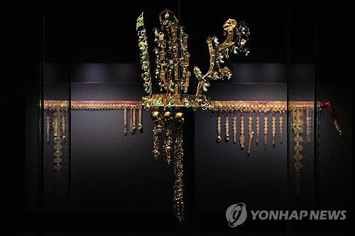 국립경주박물관, 특별전 '신라 금관, 권력과 위신' 진행(서울=연합뉴스) 국립경주박물관은 APEC 2025 정상회의와 국립경주박물관 개관 80주년을 기념해 특별전 '신라 금관, 권력과 위신'을 오는 28일부터 12월 14일까지 진행한다고 27일 밝혔다. 사진은 황남대총 금관과 남분 북분 금허리띠. 2025.10.27 [국립경주박물관 제공. 재판매 및 DB 금지] photo@yna.co.kr