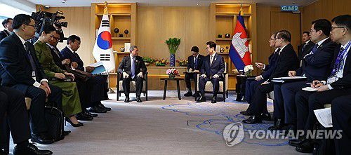 이재명 대통령, 캄보디아 총리와 정상회담(쿠알라룸푸르=연합뉴스) 김도훈 기자 = 이재명 대통령과 훈 마네트 캄보디아 총리가 27일 말레이시아 쿠알라룸푸르 한 호텔에서 정상회담을 하고 있다. 2025.10.27 superdoo82@yna.co.kr