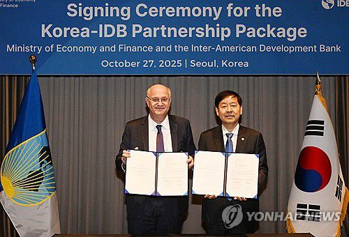 구윤철 부총리, 일랑 고우드파잉 미주개발은행 총재와 기념 촬영(서울=연합뉴스) 구윤철 부총리 겸 기획재정부 장관이 27일 서울 영등포구 콘래드호텔에서 일랑 고우드파잉 미주개발은행(IDB) 총재와 한-IDB 패키지 의향서(LOI)에 서명, 기념 촬영하고 있다. 2025.10.27 [기획재정부 제공. 재판매 및 DB 금지] photo@yna.co.kr