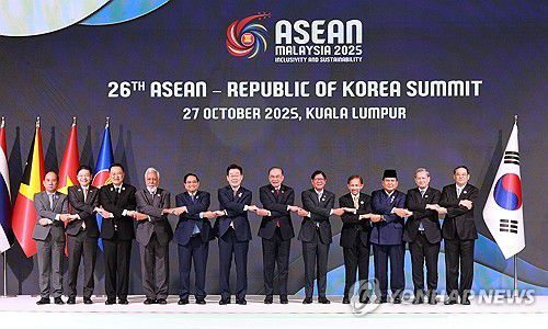 손 맞잡은 한-아세안 정상들(쿠알라룸푸르=연합뉴스) 김도훈 기자 = 이재명 대통령이 27일 말레이시아 쿠알라룸푸르 컨벤션센터에서 열린 한-아세안 정상회의에서 아세안 정상들과 함께 기념촬영을 하고 있다.      왼쪽부터 하우 칸 솜 미얀마 외교부 사무차관, 로런스 웡 싱가포르 총리, 아누틴 찬위라꾼 태국 총리, 사나나 구스마오 동티모르 총리, 팜 민 찐 베트남 총리, 이재명 대통령, 안와르 이브라힘 말레이시아 총리, 페르디난드 마르코스 필리핀 대통령, 하사날 볼키아 브루나이 국왕, 프라보워 수비안토 인도네시아 대통령, 훈 마네트 캄보디아 총리, 손싸이 시판돈 라오스 총리. 2025.10.27 superdoo82@yna.co.kr