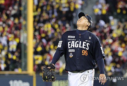 류현진 '아쉽다'(서울=연합뉴스) 임화영 기자 = 27일 서울 잠실야구장에서 열린 2025 프로야구 한국시리즈 한화 이글스 대 LG 트윈스 2차전.      2회 말 LG에게 5점을 내어주며 역전을 허용한 한화 선발투수 류현진이 마운드를 내려오고 있다. 2025.10.27 hwayoung7@yna.co.kr