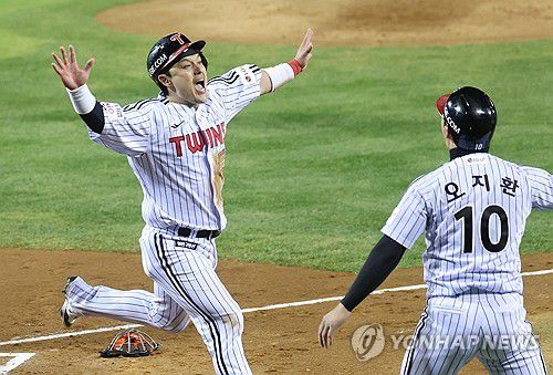 ‘동점이다!’(서울=연합뉴스) 신준희 기자 = 27일 서울 잠실야구장에서 열린 2025 프로야구 한국시리즈 한화 이글스 대 LG 트윈스 2차전.      2회말 무사 2,3루 상황에서 LG 구본혁의 동점타로 홈을 밟은 박동원이 기뻐하고 있다. 2025.10.27 hama@yna.co.kr