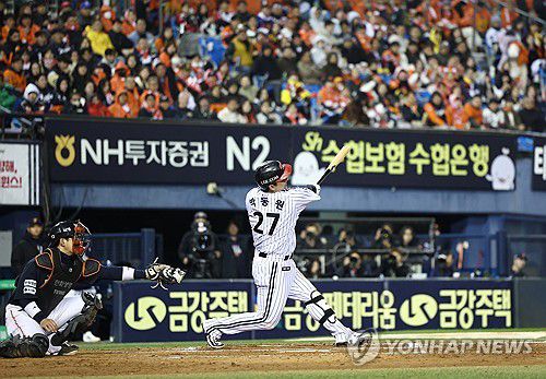 박동원 ‘넘어가’(서울=연합뉴스) 윤동진 기자 = 27일 서울 잠실야구장에서 열린 2025 프로야구 한국시리즈 한화 이글스 대 LG 트윈스 2차전. 3회 말 2사 1루 때 LG 박동원이 2점 홈런을 치고 있다. 2025.10.27 mon@yna.co.kr