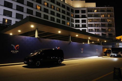 힐튼호텔 로비 앞에 설치된 대형 가림막 (경주=연합뉴스) 박세진 기자 = 도널드 트럼프 미국 대통령 방한을 하루 앞둔 28일 아시아태평양경제협력체(APEC) 정상회의장 인근인 경북 경주 힐튼호텔 로비로 향하는 주 출입로 앞에 가림막이 설치돼 있다. 이곳에서는 트럼프 대통령이 방한해 숙박할 것으로 알려졌다. 2025.10.28 psik@yna.co.kr