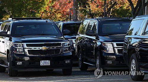 줄지어 늘어선 美 경호 차량 (경주=연합뉴스) 윤관식 기자 = 2025 경주 아시아태평양경제협력체(APEC) CEO 서밋 개막일인 28일 경북 경주시 한 숙소에 미국 정부 소속 경호 차량이 줄지어 주차돼 있다. 2025.10.28     psik@yna.co.kr