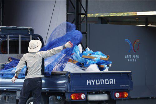 코오롱호텔 막바지 작업(경주=연합뉴스) 박세진 기자 = 2025 경주 아시아태평양경제협력체(APEC) 주간 둘째 날인 28일 경북 경주 코오롱호텔 로비로 들어가는 주 출입문 앞에 대형 가림막이 설치된 가운데 작업자들이 막바지 정비 작업을 진행하고 있다. 이 호텔에서는 시진핑 중국 국가주석이 방한한 뒤 숙박할 것으로 알려졌다. 2025.10.28 psjpsj@yna.co.kr