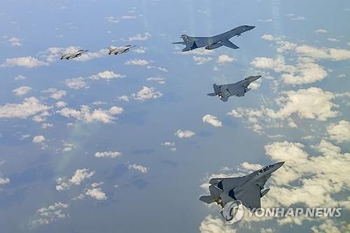 한미 연합공중훈련에 참가한 B-1B(제일 앞)[연합뉴스 자료사진. 국방부 제공]