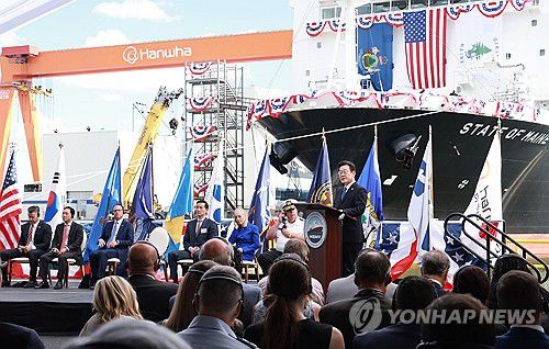 이재명 대통령, 한화 필리조선소 선박 명명식 축사(필라델피아=연합뉴스) 홍해인 기자 = 이재명 대통령이 지난 8월 26일(현지시간) 미국 필라델피아의 한화 필리조선소에서 '스테이트 오브 메인'호 명명식 축사를 하고 있다.     이 선박은 미국 해양청이 발주한 국가 안보 다목적 선박(NSMV) 5척 중 3호선이다. 2025.8.27 hihong@yna.co.kr
