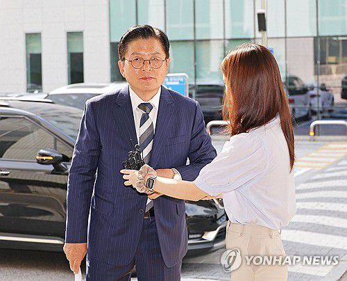 결심공판 출석하는 황교안 대표(서울=연합뉴스) 류영석 기자 = 자유와혁신 황교안 대표가 15일 서울 양천구 서울남부지방법원에서 열린 '국회 패스트트랙(신속처리안건) 충돌 사건' 1심 결심 공판에 출석하고 있다. 2025.9.15 ondol@yna.co.kr