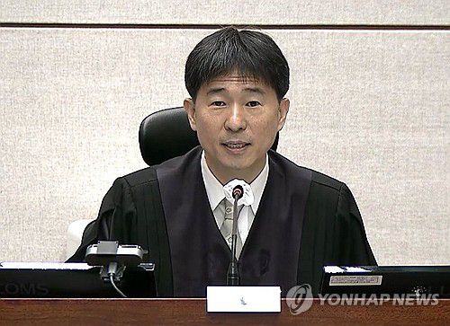 윤석열 전 대통령 내란혐의 재판 진행하는 지귀연 판사(서울=연합뉴스) 지귀연 부장판사가 2일 서울 서초구 서울중앙지방법원에서 열린 윤석열 전 대통령의 내란 우두머리·직권남용 권리행사 방해 혐의 사건 속행 공판에서 발언하고 있다. 2025.10.2 [서울중앙지법 제공. 재판매 및 DB금지] photo@yna.co.kr