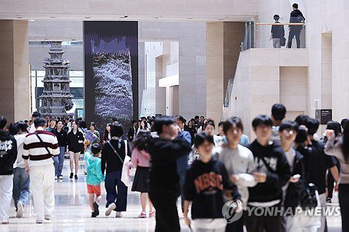 국립중앙박물관 관람객 500만명 첫 돌파(서울=연합뉴스) 강민지 기자 = 국립중앙박물관은 올해 1월 1일부터 이달 15일까지 박물관을 찾은 관람객이 총 501만6천382명으로 잠정 집계됐다고 밝혔다. 연간 관람객이 500만명대를 기록한 건 1945년 박물관(당시 국립박물관) 개관 이후 처음이다. 사진은 17일 북적이는 박물관 모습. 2025.10.17 mjkang@yna.co.kr