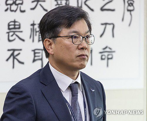 법사위 국감 증인 출석한 이재승 공수처 차장(서울=연합뉴스) 황광모 기자 =  이재승 공직자비리범죄수사처 차장이 20일 국회 법사위에서 열린 2025년도 서울고법과 수원고법, 서울중앙지법 등 수도권, 강원 지역 법원에 대한 국정감사에 증인으로 출석해 인사하고 있다. 2025.10.20 hkmpooh@yna.co.kr