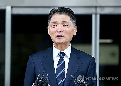 1심 선고 입장 밝히는 김범수 위원장(서울=연합뉴스) 홍해인 기자 = SM엔터테인먼트 시세 조종 공모 의혹을 받는 카카오 창업자 김범수 경영쇄신위원장이 21일 양천구 서울남부지방법원에서 열린 1심 선고공판에서 무죄가 선고된 뒤 법원을 떠나며 입장을 밝히고 있다. 2025.10.21 hihong@yna.co.kr