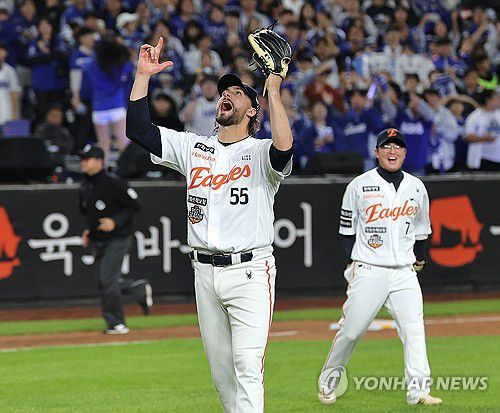 한국시리즈 진출, 포효하는 와이스(대전=연합뉴스) 류영석 기자 = 24일 대전한화생명볼파크에서 열린 2025 프로야구 KBO리그 포스트시즌 플레이오프 5차전 삼성 라이온즈와 한화 이글스의 경기.     한화 투수 와이스가 경기에서 승리한 뒤 포효하고 있다. 2025.10.24 ondol@yna.co.kr
